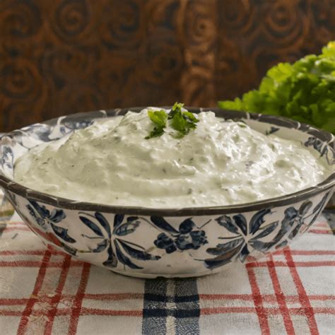 friss kaporral megszórt tzatziki egy tálban