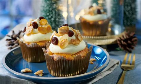 muffinformában sült piskóták csokoládékrémmel díszítve