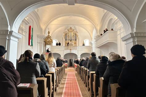 Régi templom vagy kápolna belső tere, kórus énekel