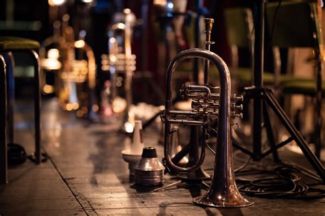 Modern egyházzenei koncert képe, kórus és zenekar