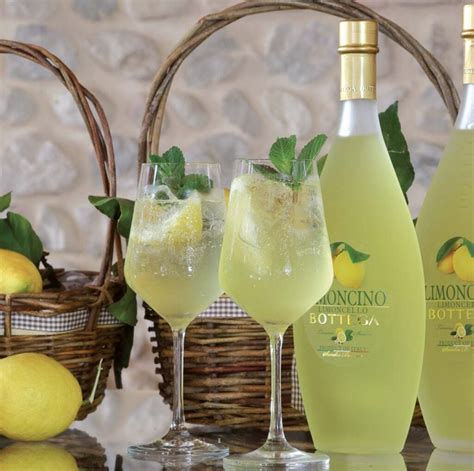 Különböző limoncello márkák polcokon történő elrendezése