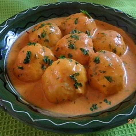 Krumpligombóc tejfölös hagymamártásban tálalva