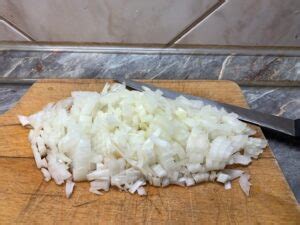 Apróra vágott hagyma dinsztelődik egy serpenyőben