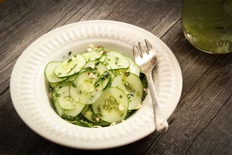 Uborkasaláta és káposztasaláta tálalva krumpligombóccal