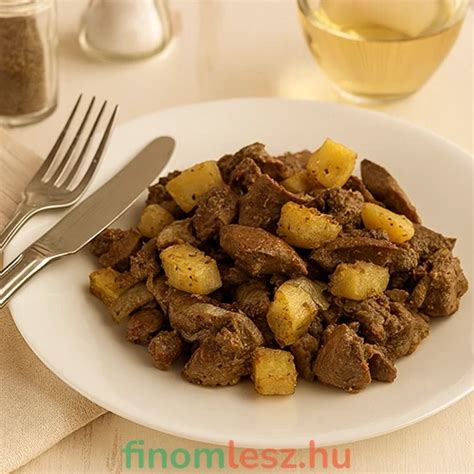 tálalás: pirított csirkemáj főtt burgonyával és savanyúsággal