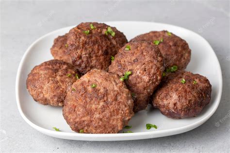 Kofte served with salad and dip