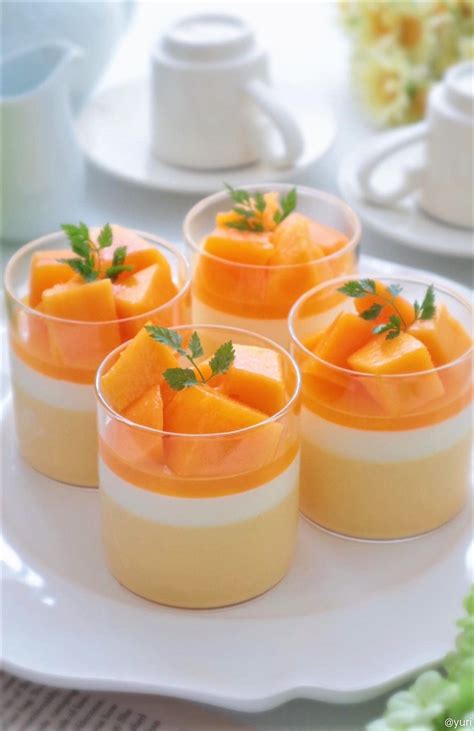 Különböző puding pohárdesszertek