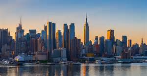 Pár a távoli New York skyline előtt