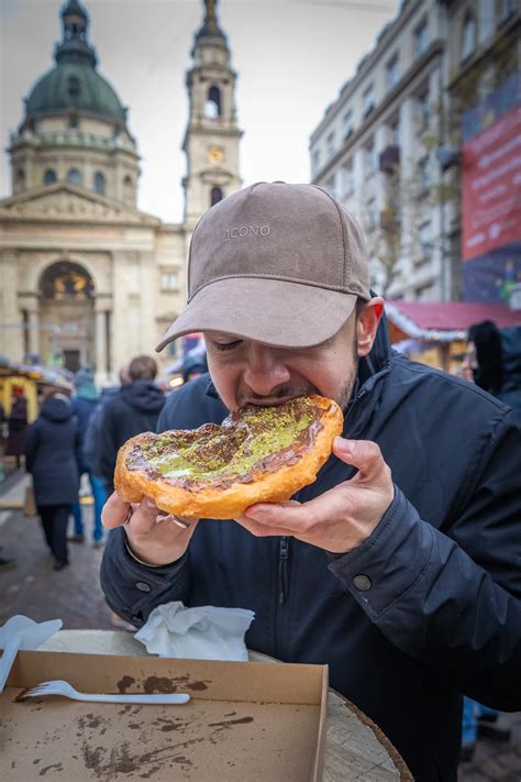 Túrót evő ember karikatúrája