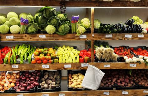 friss zöldségek és gyümölcsök piaci standon