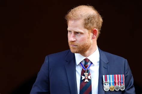Harry herceg virágkoszorúval emlékezik a királynőre