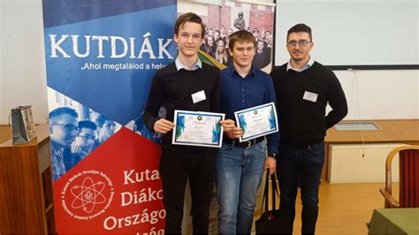 Zenekarban játszó diákok