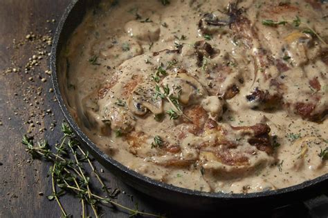 Sertéskaraj szeletek a serpenyőben, aranybarnára sütve