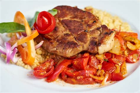 Tepsiben sült lecsós sertésszelet, pirospaprikával megszórva