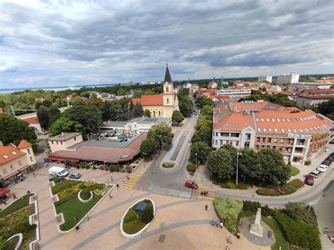 Siófok belvárosa egy forgalmas napon