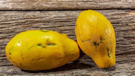 Érett és éretlen papaya összehasonlítása