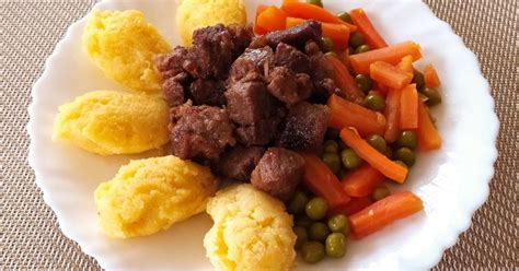 Puliszka párolt zöldségekkel tálalva