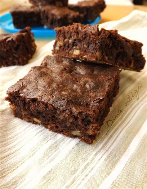 Különféle brownie-k dióval, csokoládé darabokkal és mázzal