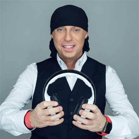 Várkonyi Attila (DJ Dominique) lemezjátszó pult mögött