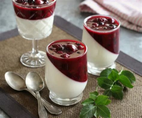 Tálalt panna cotta erdei gyümölcsöntettel