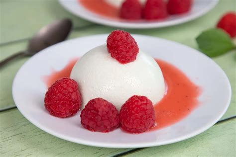 Panna cotta friss mentával és málnával díszítve