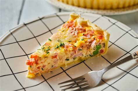 Kész sonkás pite szeletekkel, salátával