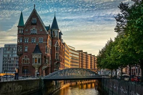 Hamburg kikötője és a Speicherstadt látképe