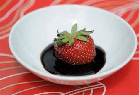 Eper balzsamecettel és fagylalttal