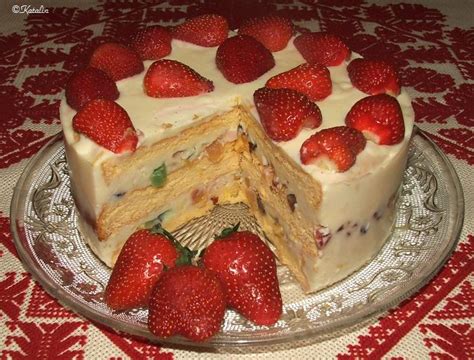 friss eperrel díszített születésnapi torta