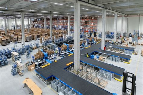 Logisztikai raktár és csomagolási folyamatok illusztrációja