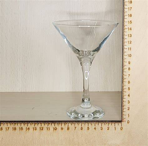 egy martinis pohár metszete és a benne lévő folyadék geometriai ábrázolása