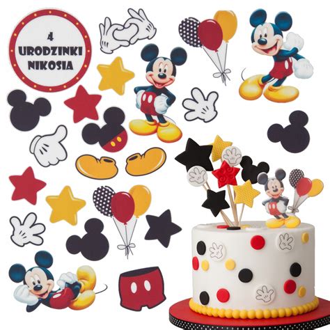Különböző fondant figurák elhelyezése a torta felületén