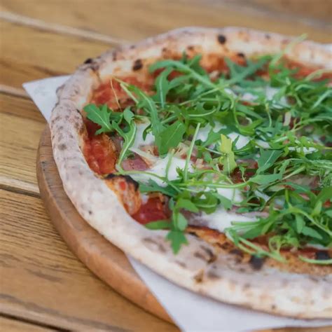 Különböző pizzák látványos tálalása