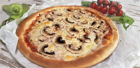 Gombás és sonkás pizza szeletek