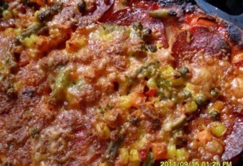 Húsokkal bőségesen megrakott pizza