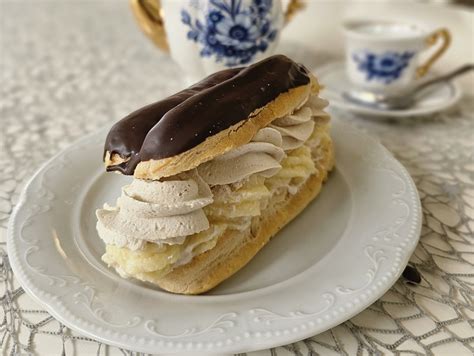 Hosszúkás éclair vaníliakrémmel és csokoládémázzal