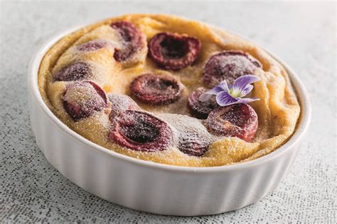 Clafoutis friss cseresznyével és porcukorral meghintve