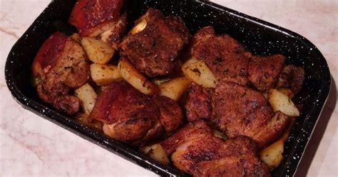 Cseréptálban sült sertéscomb burgonyával