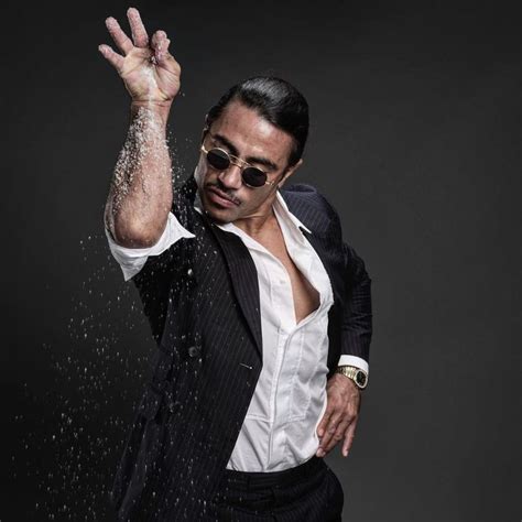 Salt Bae a sózó mozdulat közben
