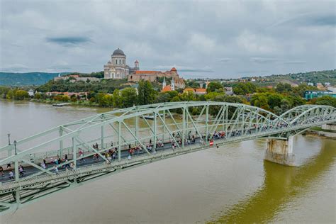 panorámakép a Mária Valéria hídról és a párkányi Duna-partról