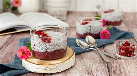 Réteges gránátalmás chia puding pohárban