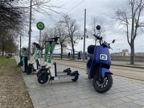Különböző típusú futár járművek (bicikli, autó, robogó)