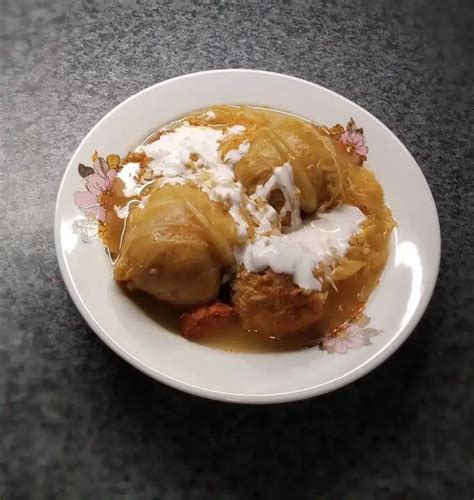 Tálalt töltött káposzta tányéron