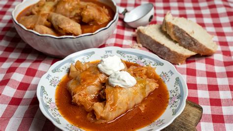 Készülő töltött káposzta fazékban