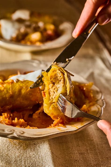 Tálalt erdélyi töltött káposzta tejföllel és kenyérrel