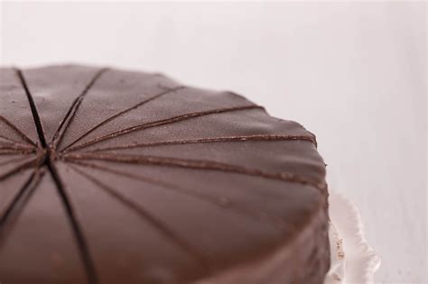 Szeletelt Sacher-torta alap sárgabaracklekvárral