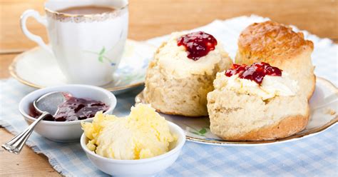 Scone friss tejszínhabbal és lekvárral