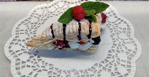 Különféle gyümölcsökkel és krémekkel tálalt scone