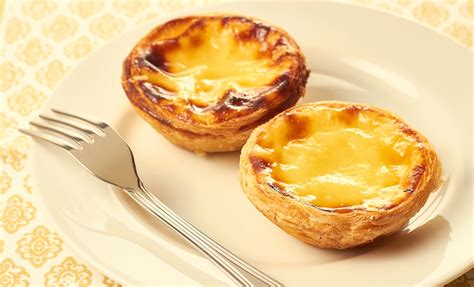 Hagyományos portugál pastel de nata sütemények egymás mellett tálalva