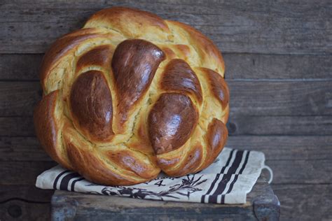 kalács formázása kuglófformában